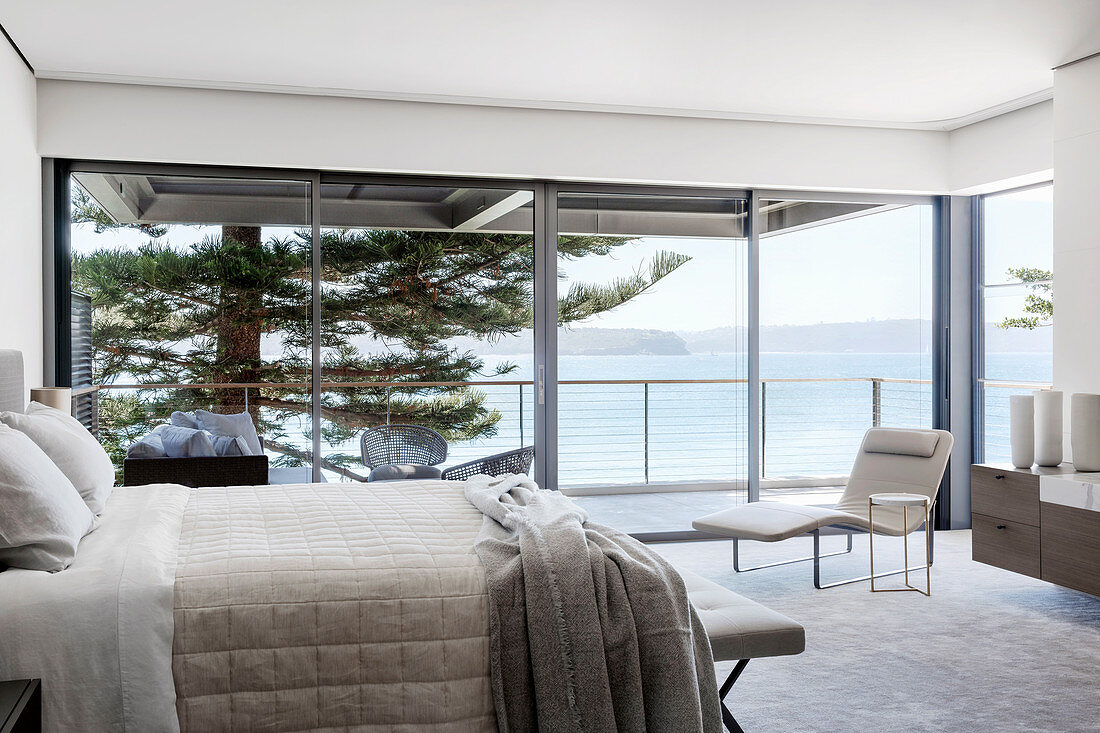 Elegantes Schlafzimmer mit Panoramablick auf das Meer
