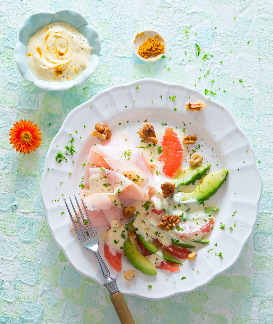 Hähnchenbrustsalat mit Avocado, Grapefruit und Curry-Joghurt