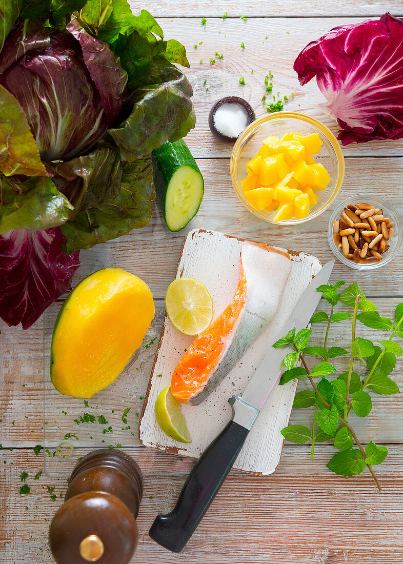 Zutaten für Lachsgericht mit Mango-Gurkensalat und Radicchio
