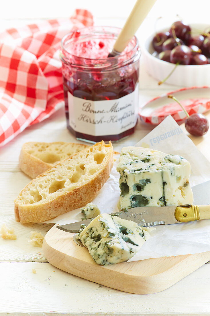 Blue cheese served with white bread and cherry jam