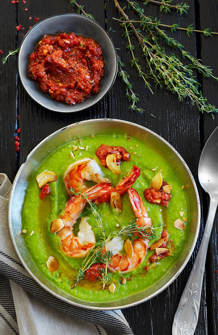 Erbsencremesuppe mit Scampi, Knoblauch, Chilipaste und Thymian