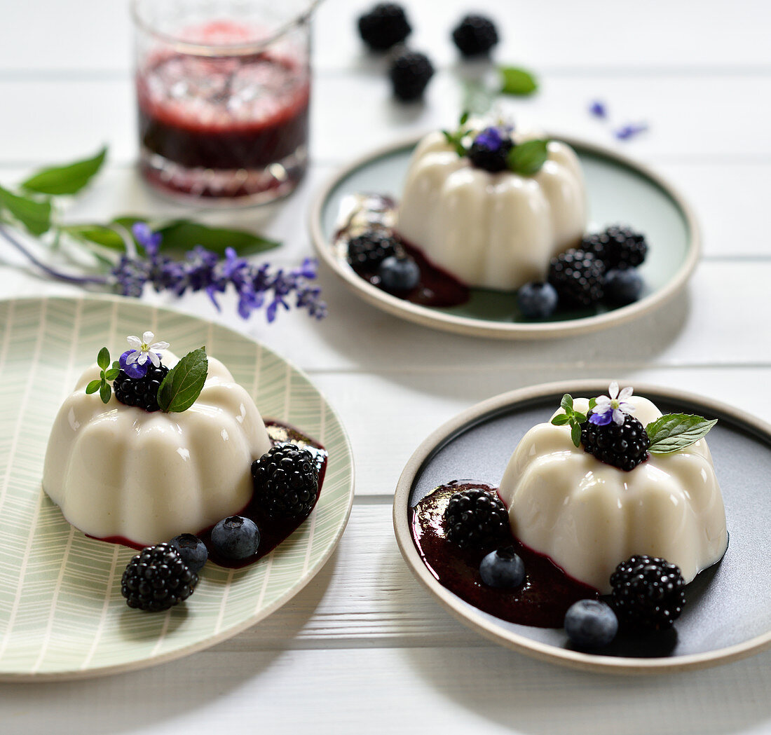 Veganer Zitronen-Kokos-Pudding mit Brombeersauce, frischen Brombeeren und Blaubeeren