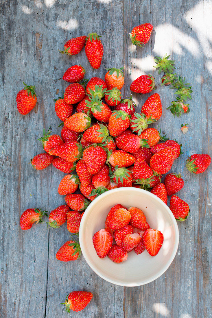 Frische Erdbeeren auf blauem Holztisch im Freien