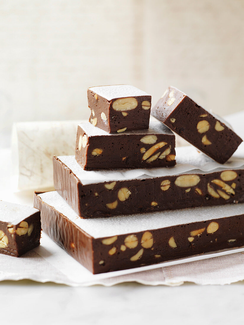 Schokoladen-Nuss-Riegel mit Marshmallows und Erdnüssen