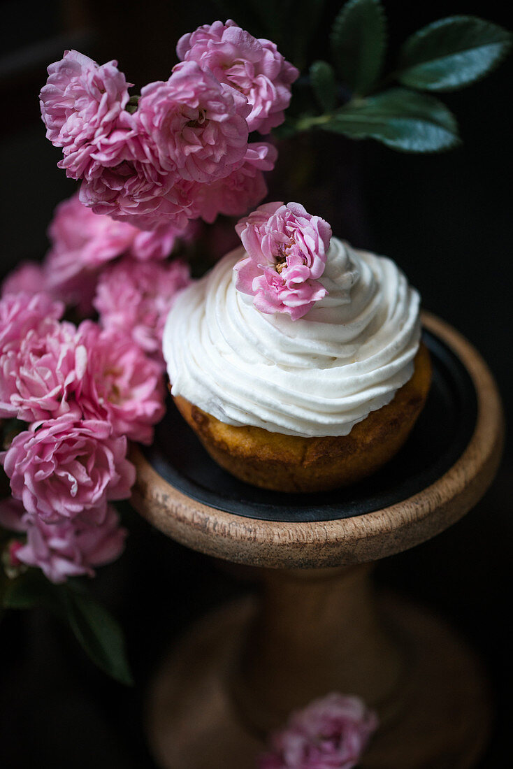 Veganer Aprikosen-Cupcake mit Rosenwasser und Vanillefrosting