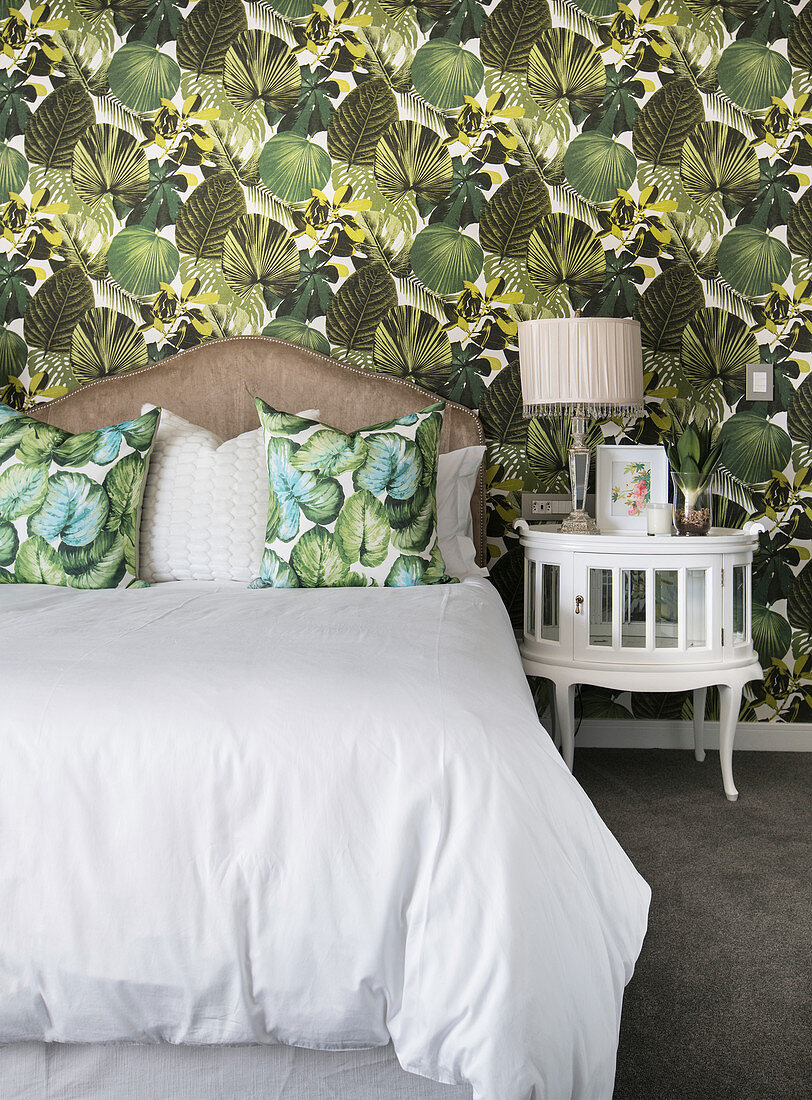Wallpaper with pattern of tropical leaves in classic bedroom