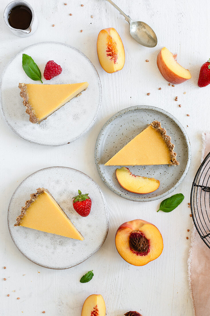 Vegane Pfirsichtarte mit glutenfreiem Boden