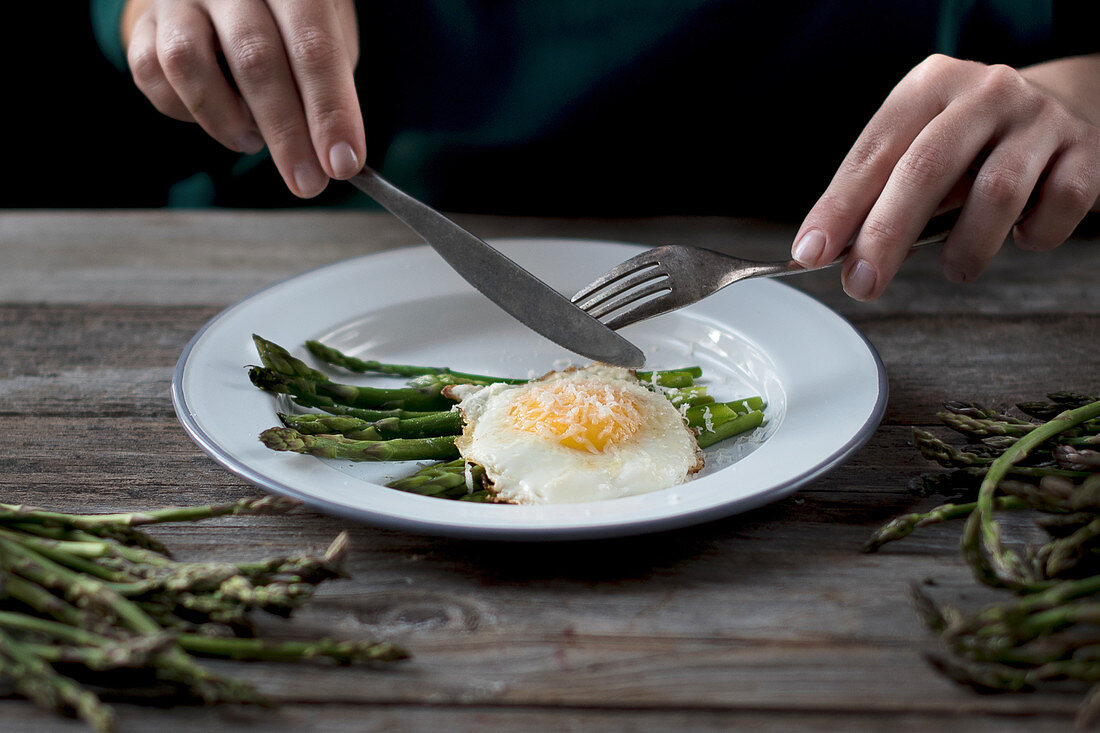 Green asparagus and a fried egg with Parmesan