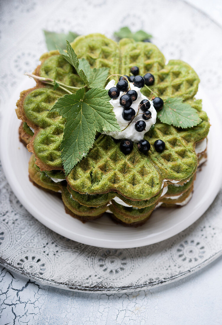 Matcha-Waffeltorte mit Vanillesahne und frischen schwarzen Johannisbeeren