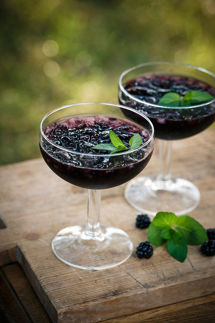 Geeister Brombeer-Cocktail mit Gin und Tonic Water