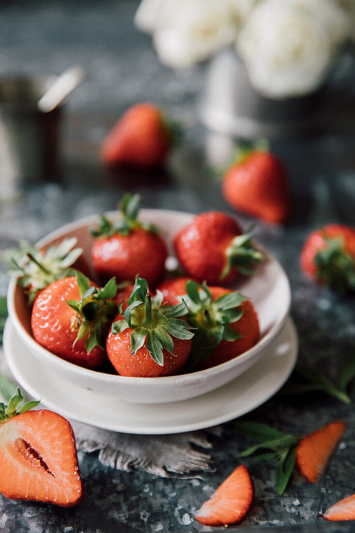 Frische Erdbeeren in weißem Schälchen