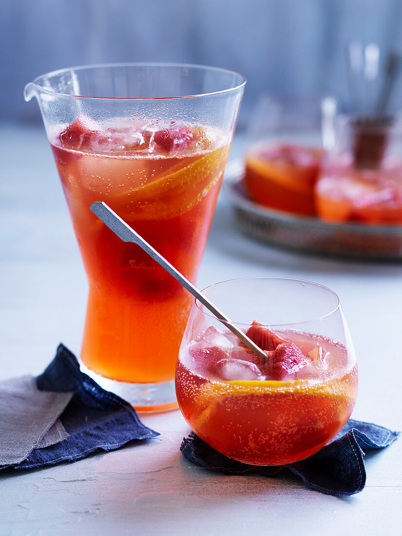 Cocktail 'Venice Dusk' mit Wodka, Mandarinen und Wassermelone