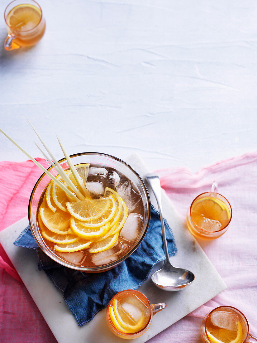 Bowle 'Tea Party Tripple' mit Orangenscheiben und Eiswürfeln