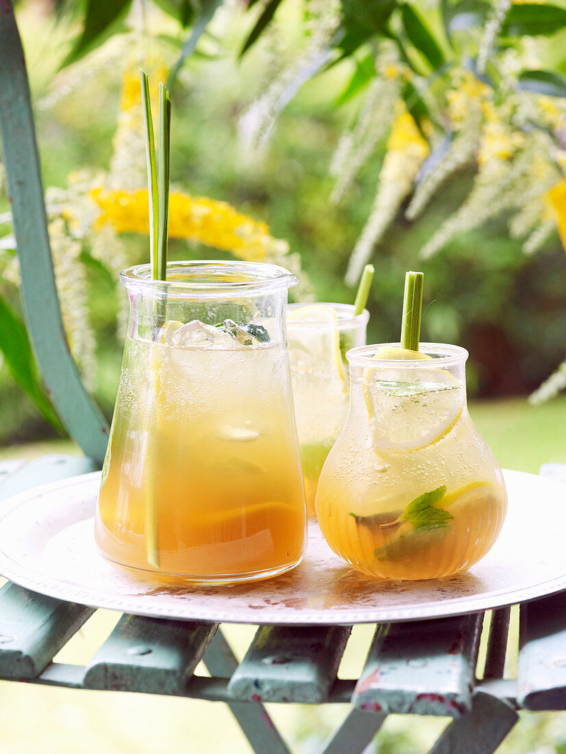 Sommerliche Zitronengras-Teebowle auf Tisch im Freien
