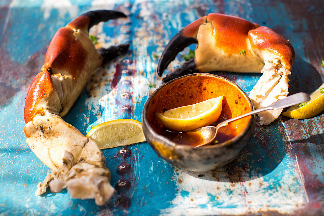 Crab claws with lemon and spicy sauce