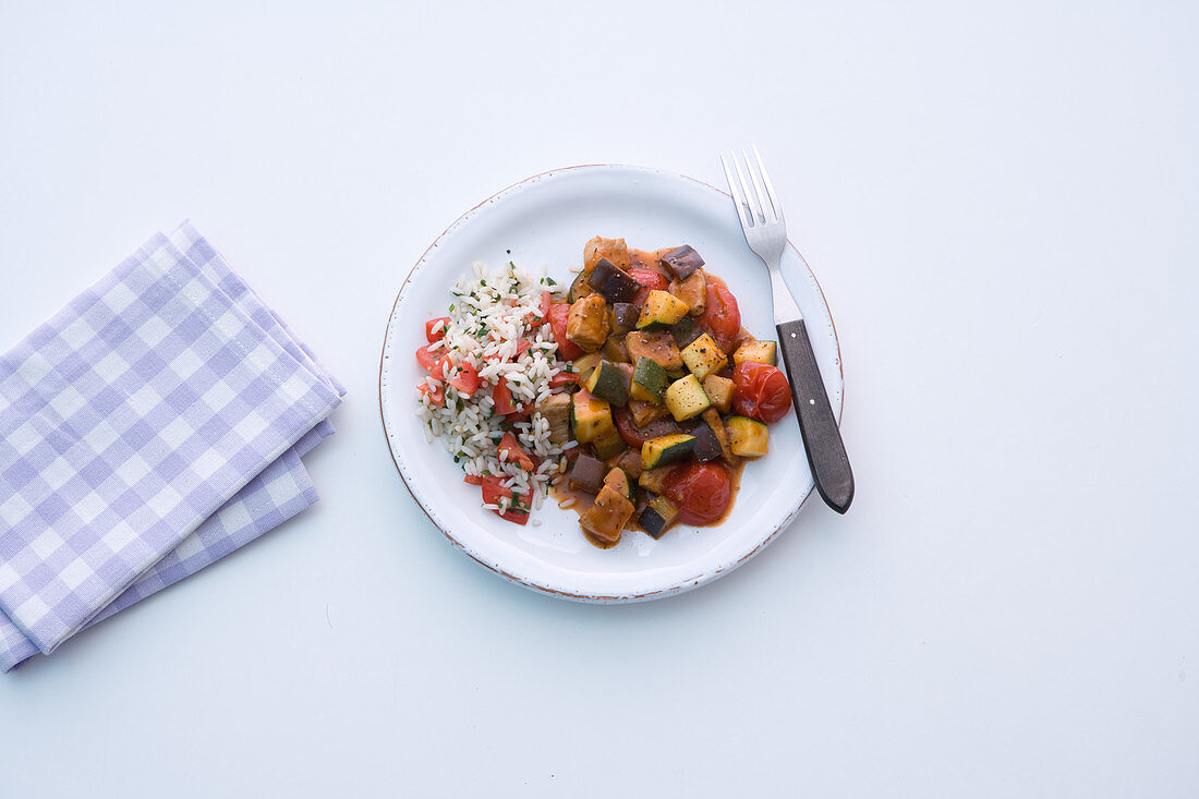 Auberginen-Zucchini-Pfanne mit Schweineschnitzel und Tomatensaft