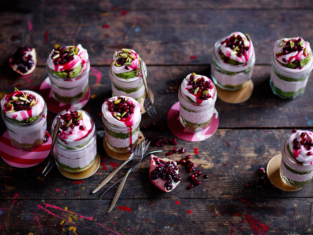 Erdbeer-Halva-Mousse mit Pistazien im Glas