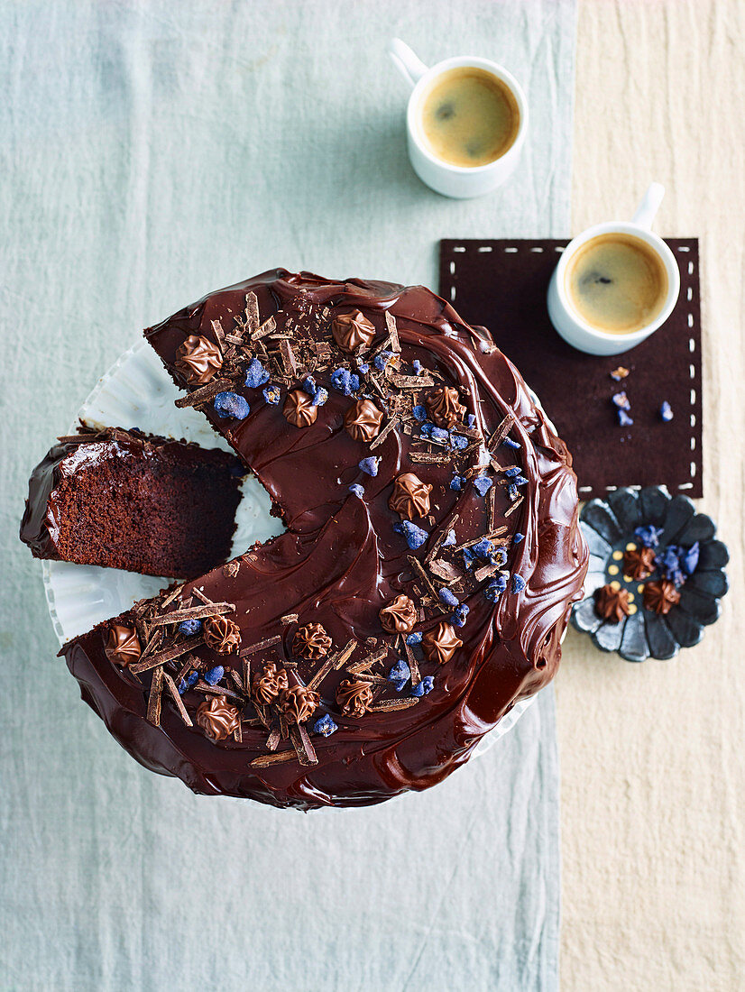 Einfacher Schokoladenkuchen mit Schokoladenglasur und kandierten Veilchen