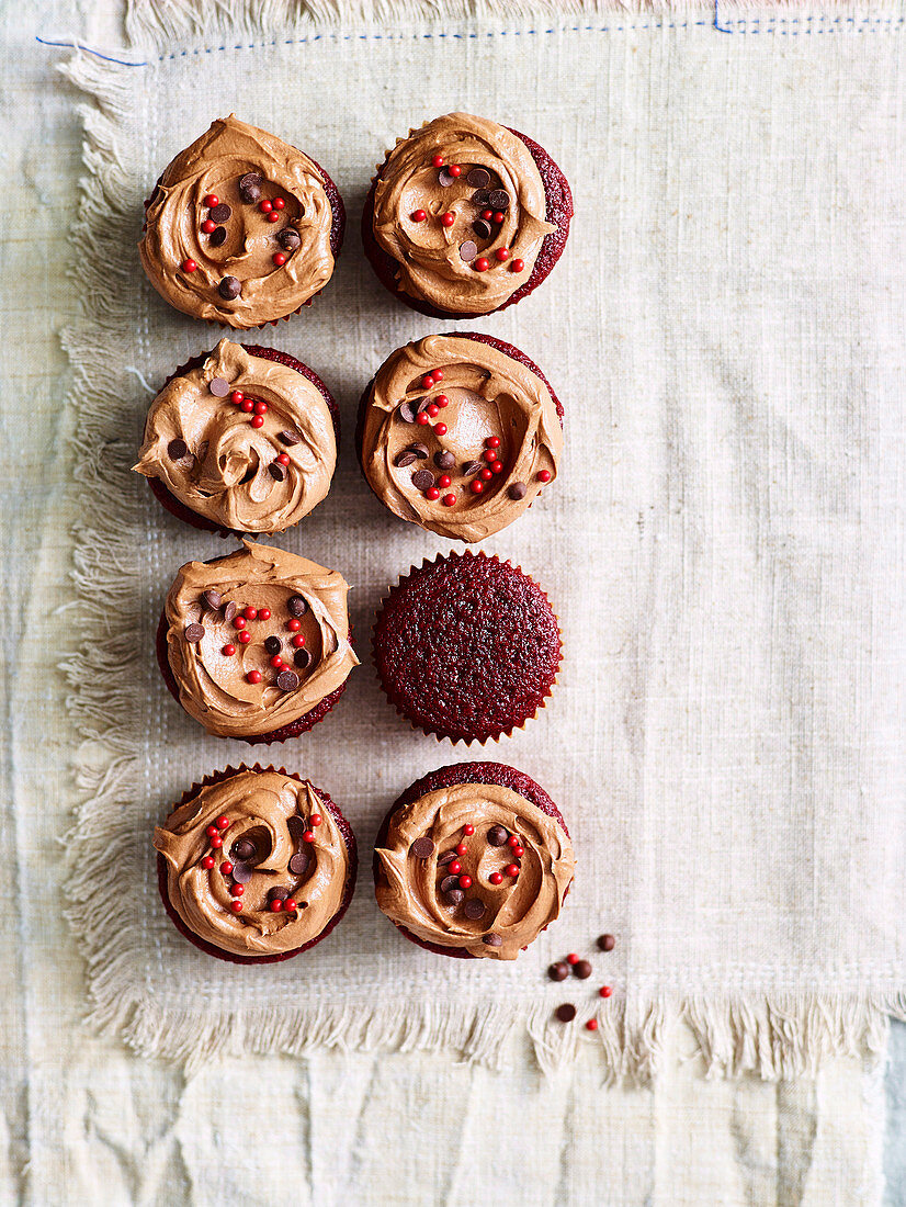 Red Velvet Cupcakes mit Schokoladenfrosting (Aufsicht)
