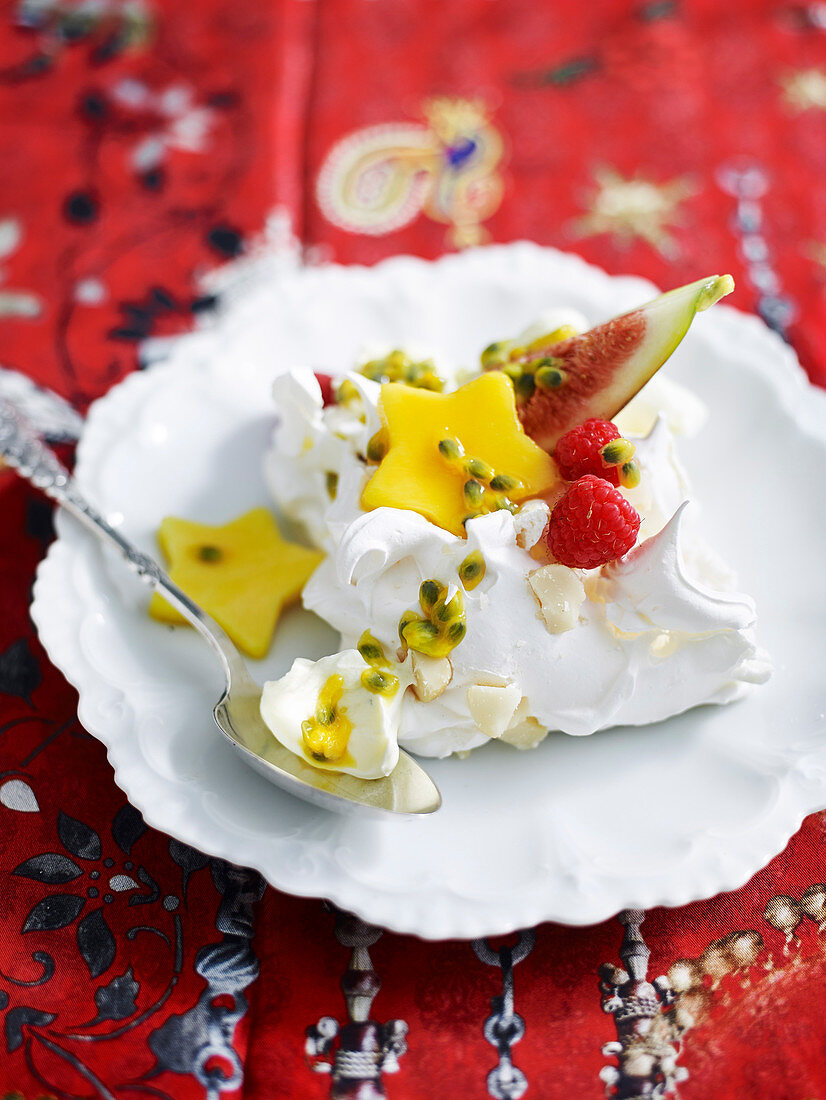 Ein Stück Pavlova mit tropischen Früchten