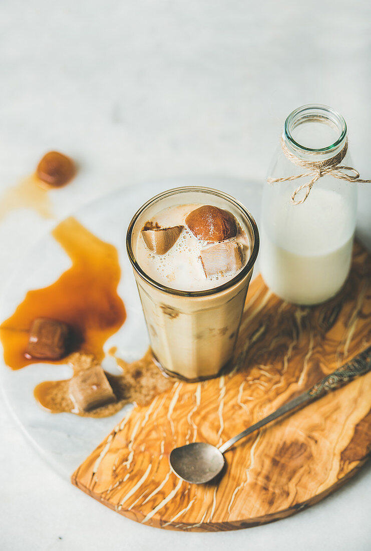 Karamel-Eiskaffee mit Milch und Kaffee-Eiswürfeln