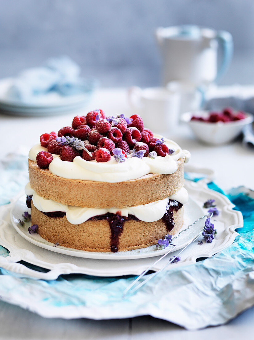 Biskuitkuchen mit Zimt, Himbeeren und Lavendelblüten