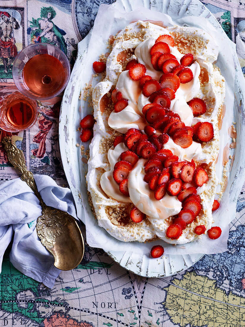 Peanut Butter And Jelly Pavlova mit Erdbeeren