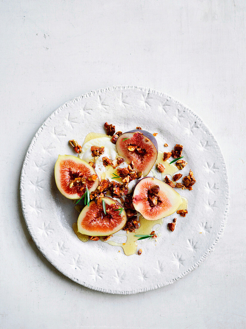 Figs with cardamon yoghurt and nut crumble