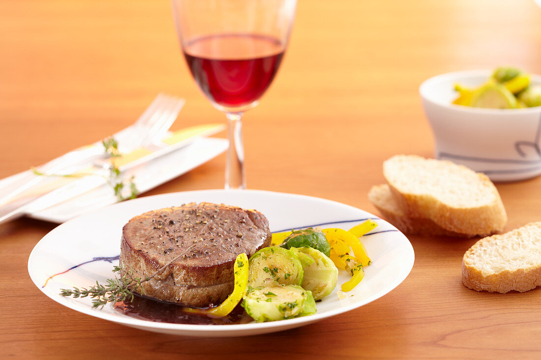 Rindermedaillon mit Rotweinsauce und Rosenkohl-Paprika-Gemüse