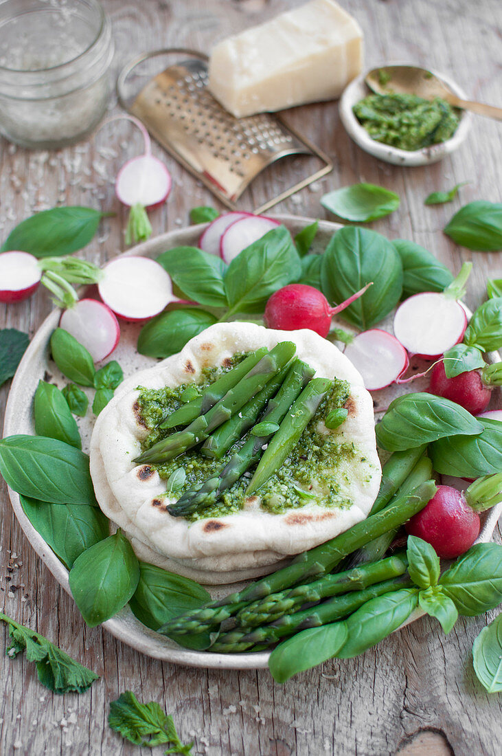 Fladenbrot mit Basilikumpesto, Spargel und Radieschen