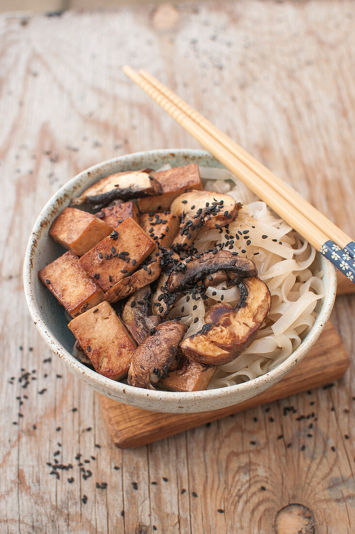 Vegane Tofupfanne mit Reisnudeln, Pilzen und Sesam