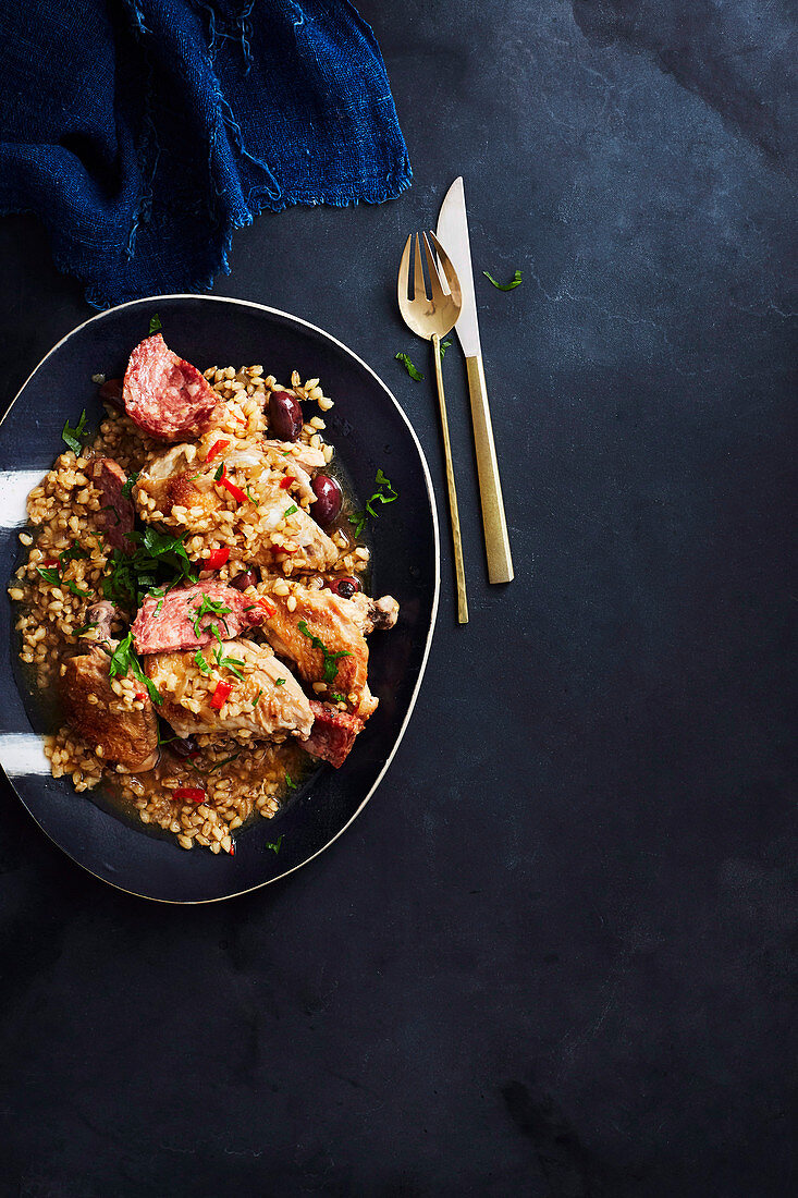 Hähnchen mit Gerste, Oliven und Chilli