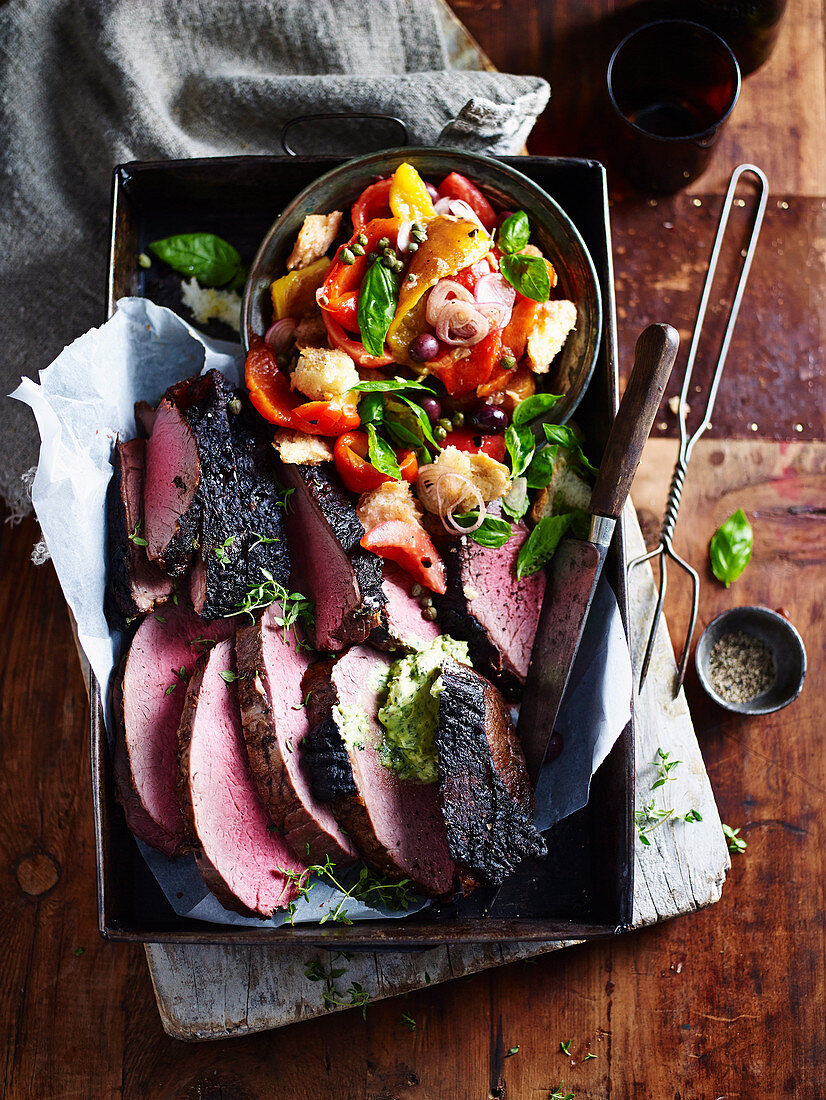 Gegrilltes Rumpsteak mit Panzanella