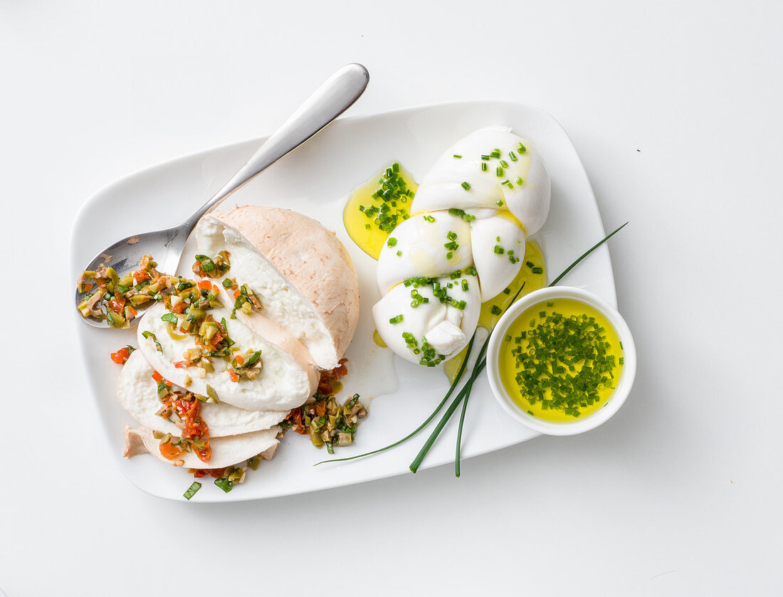 Räuchermozzarella und Mozzarellazopf mit aromatischen Saucen