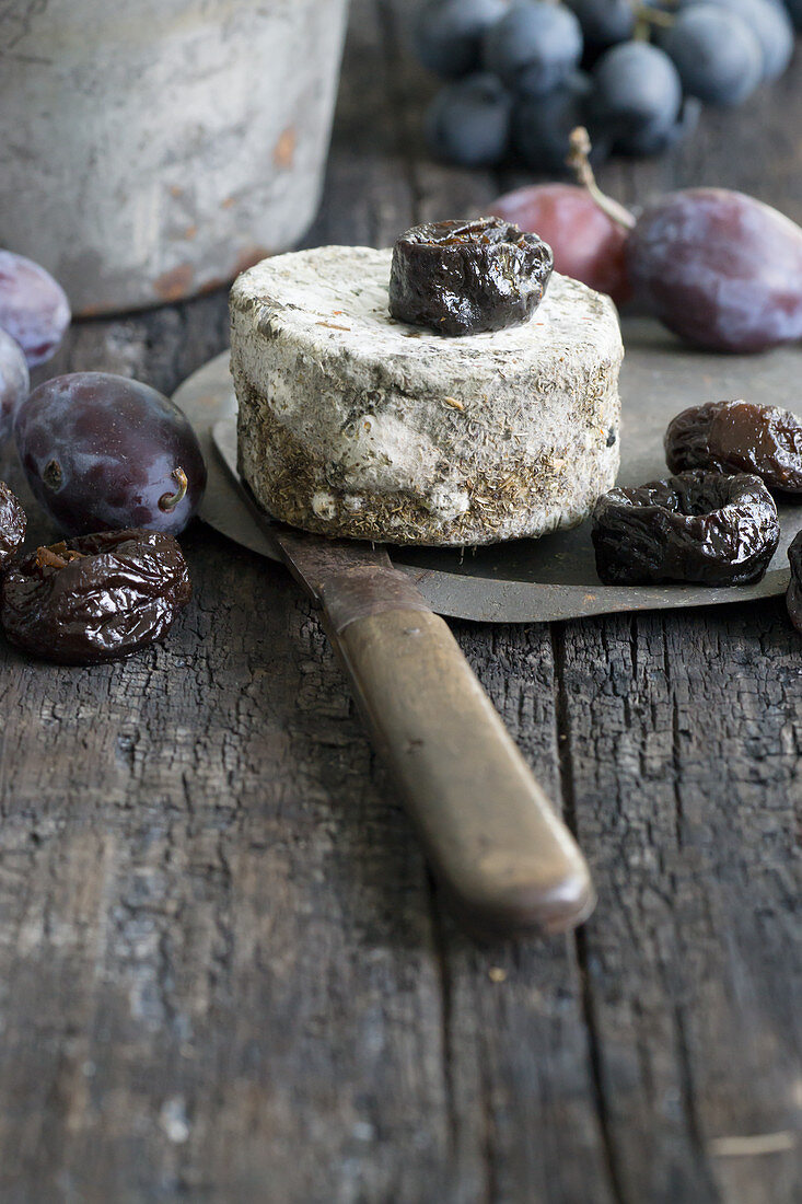 Blue cheese with dried plums