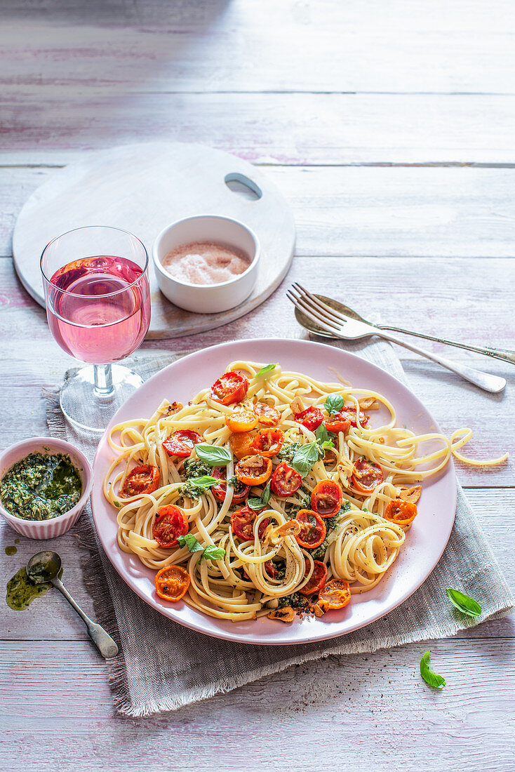 Linguine mit Basilikumpesto, getrockneten Tomaten und Knoblauch