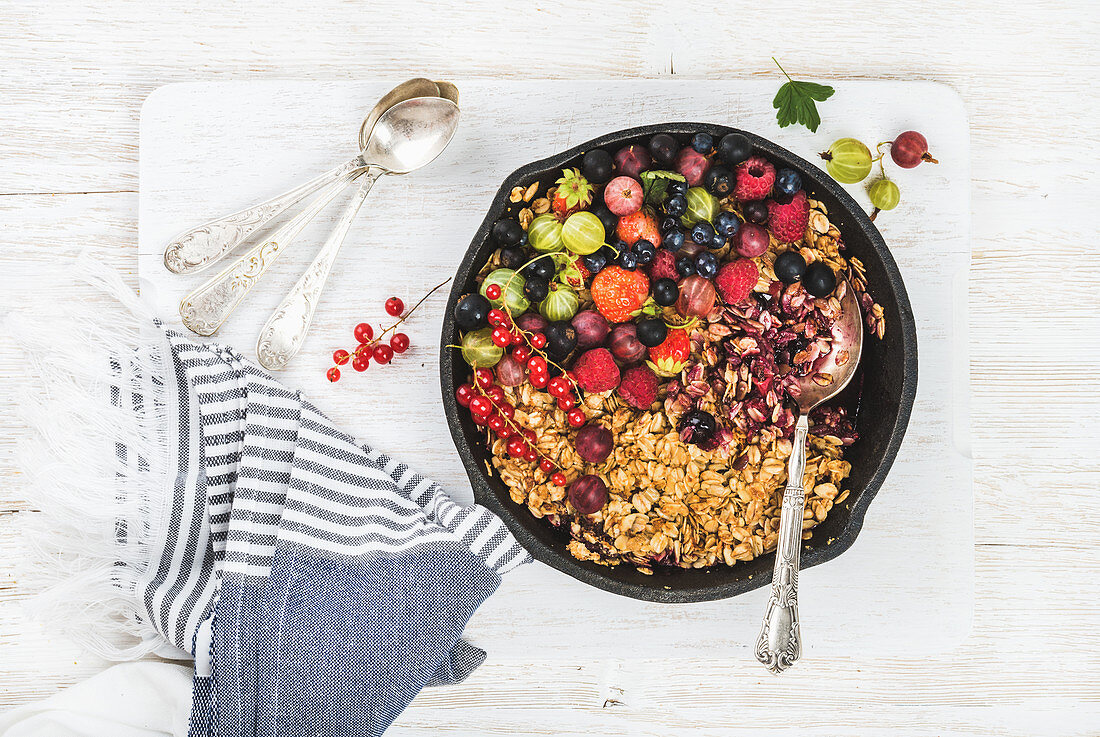 Gesundes Frühstück - Haferflocken mit frischen Beeren und Samen