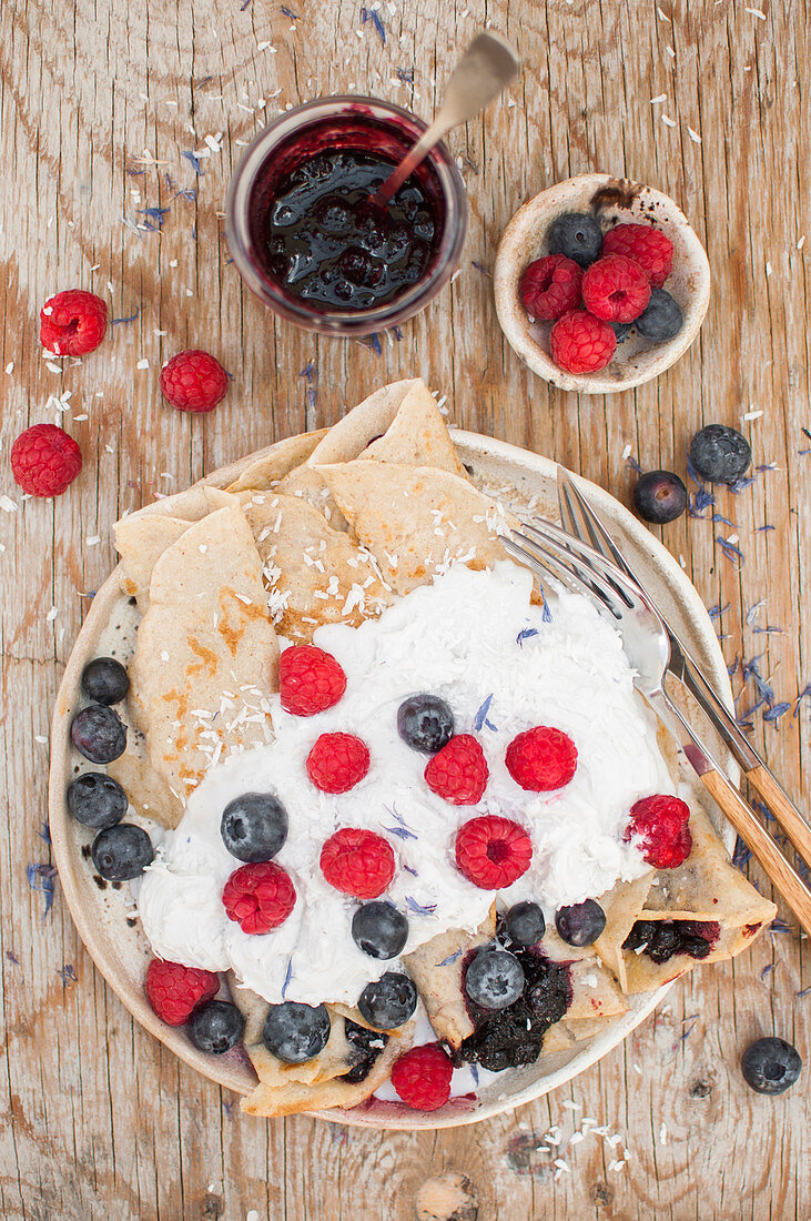 Vegane Crepes mit Heidelbeermarmelade, Sojasahne und frischen Beeren