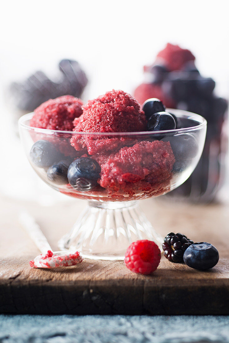 Brombeersorbet mit Waldbeeren