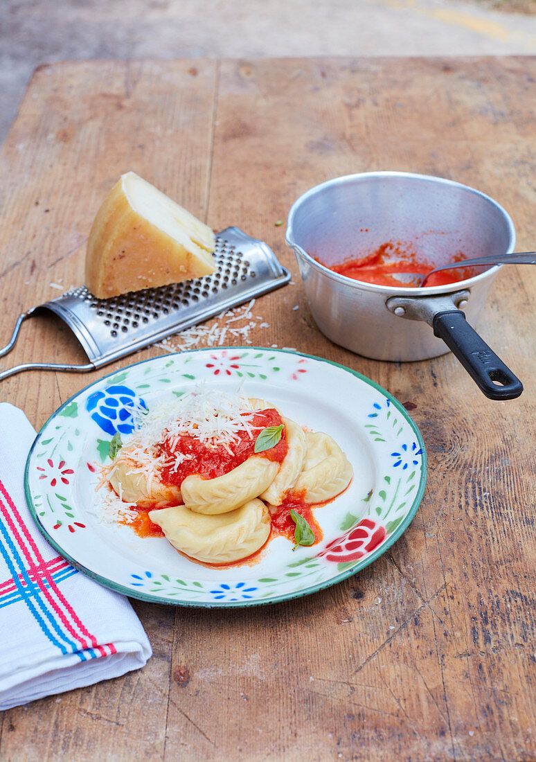 Culurgiones (Sardische Ravioli mit Tomatensauce, Italien)