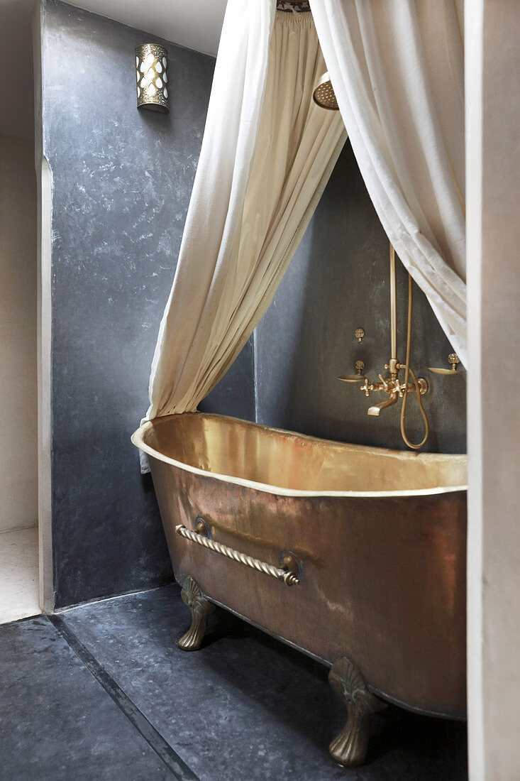 Free-standing copper bathtub with canopy and curtains in niche