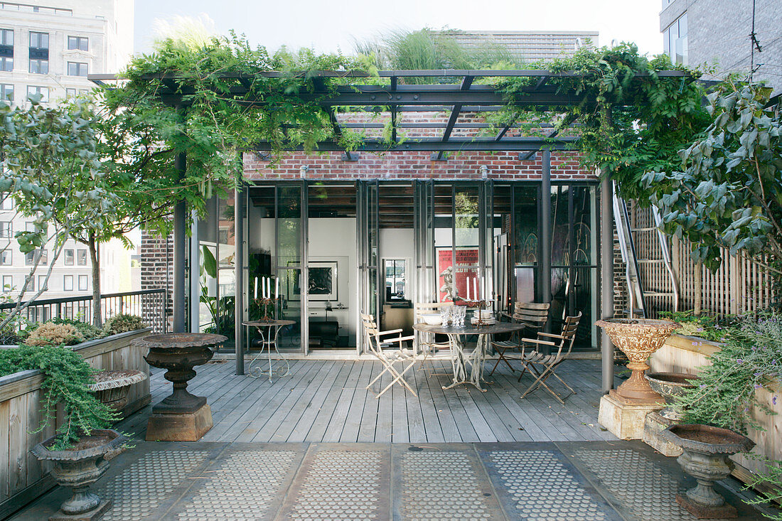 Climber-covered pergola on roof terrace in New York