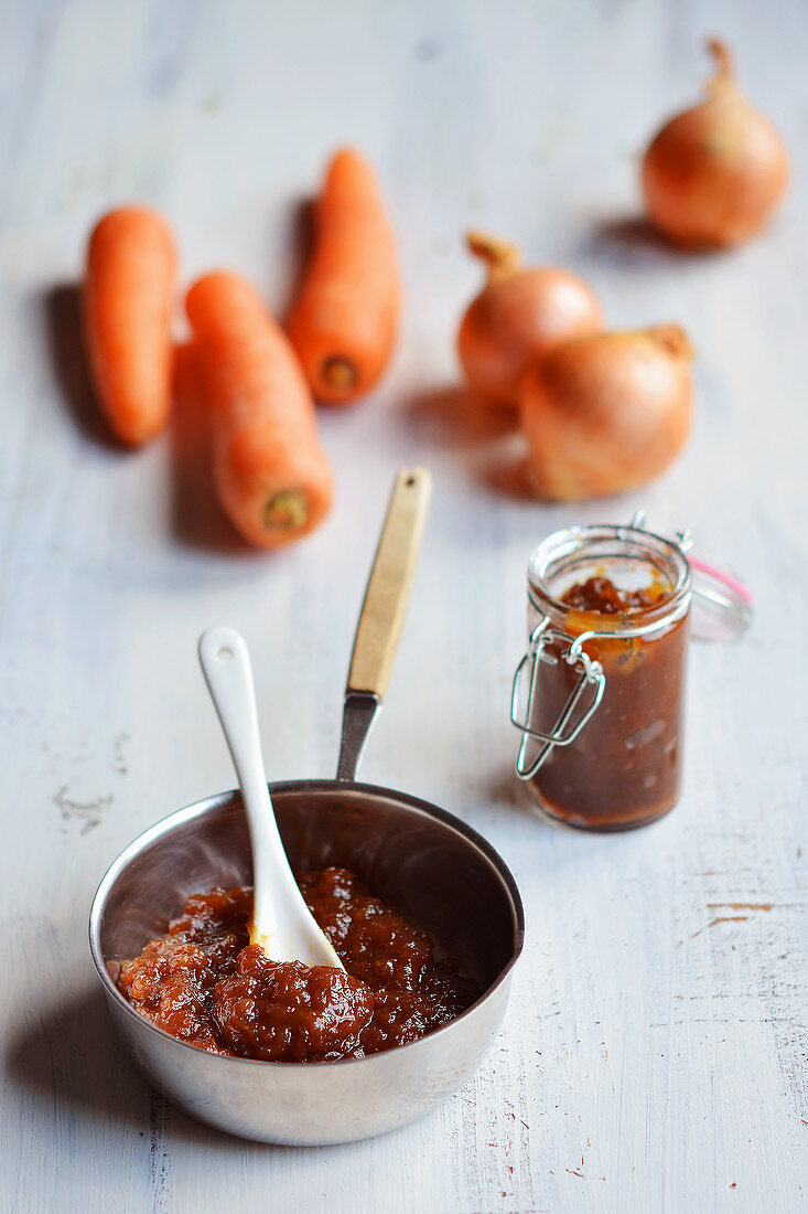Chutney aus Karotten und Zwiebeln im Topf und Glas