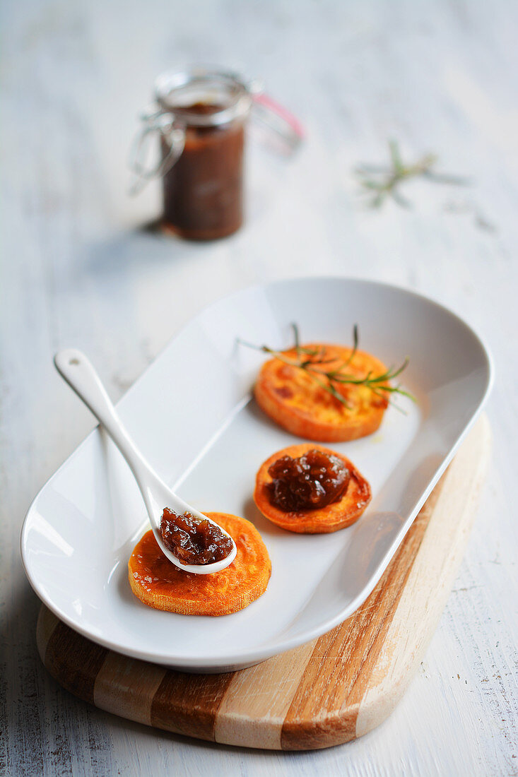 Gebratene Süsskartoffelscheiben mit Möhren-Zwiebel-Chutney