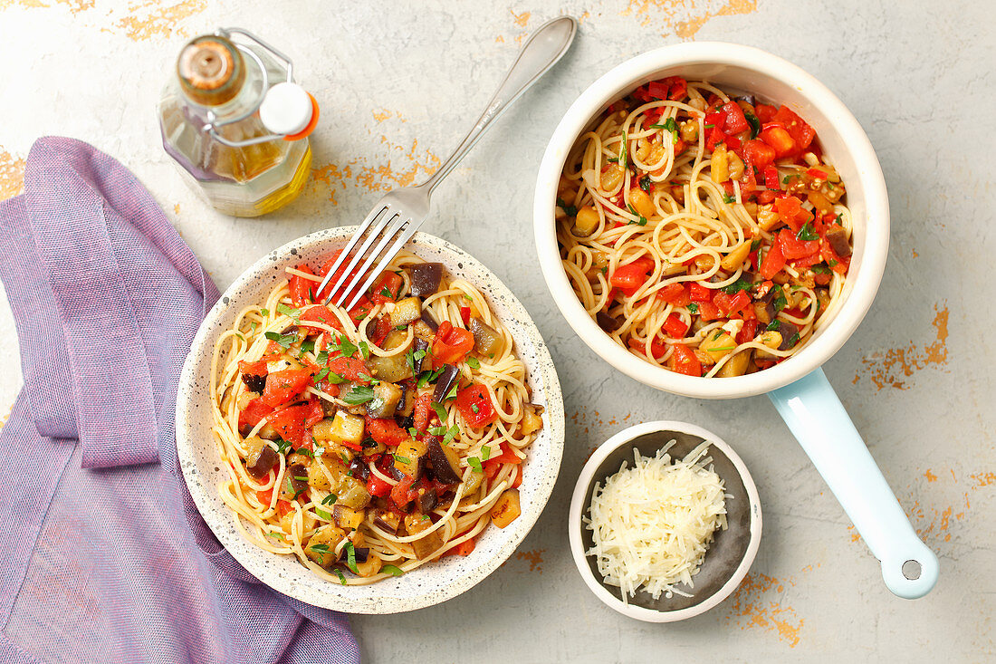 Spaghetti with aubergine and tomatoes