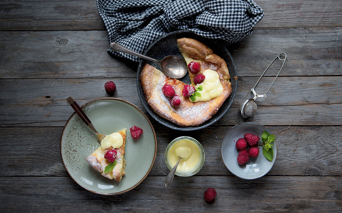 Pfannkuchen aus dem Ofen mit Zitronencreme und Himbeeren