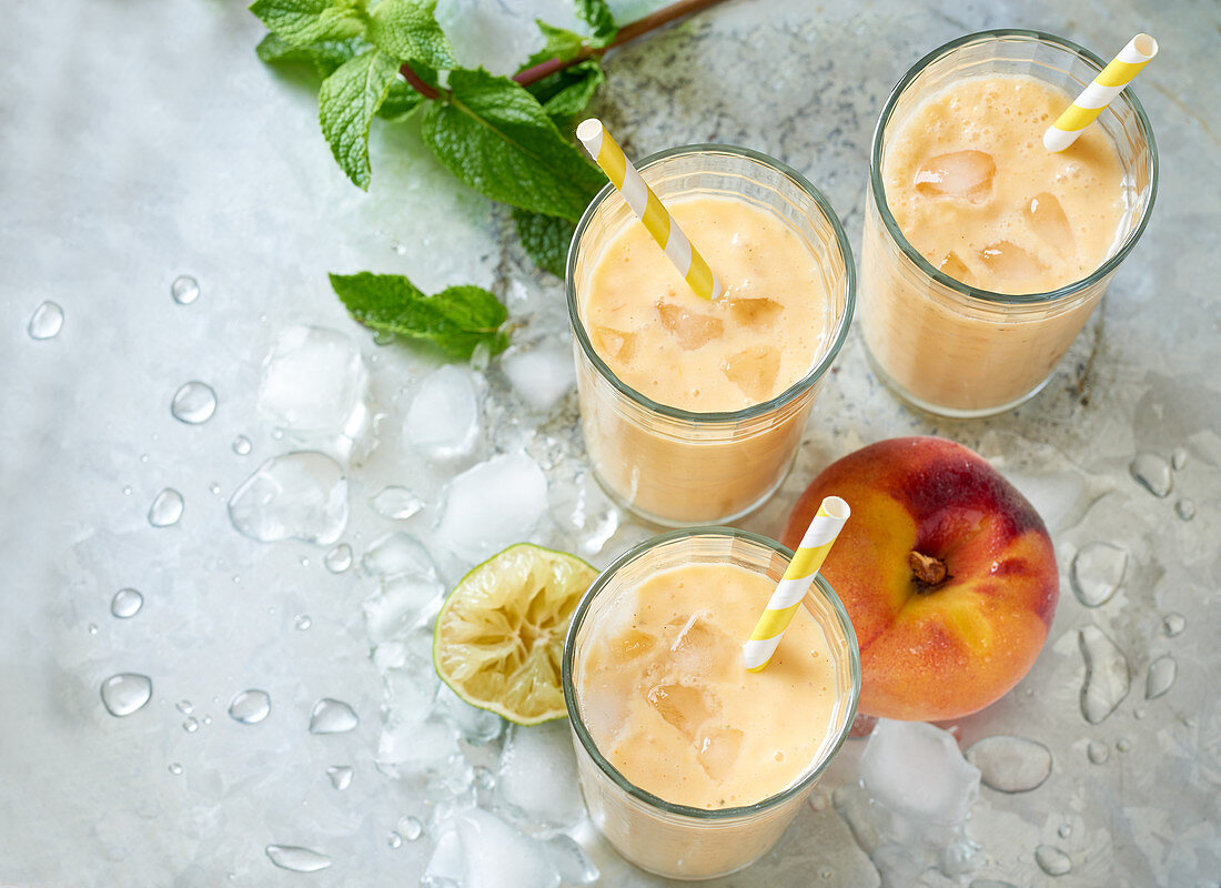 Peach smoothies with ice