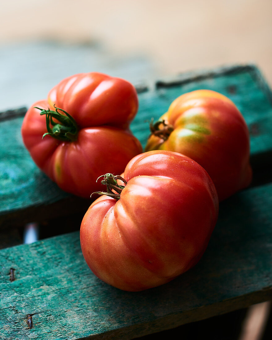 Tomaten auf grüner Holzkiste