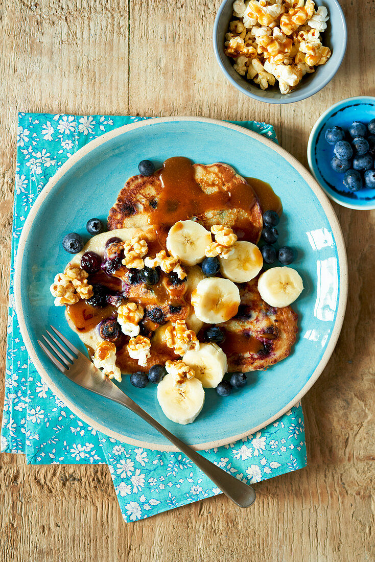 Bananen-Blaubeer-Pancakes mit Karamellsauce