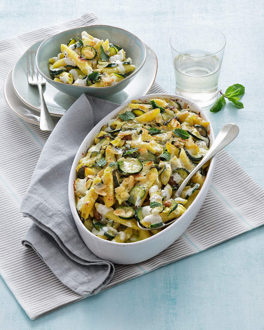 Penne-Auflauf mit Zucchini, Feta und Pfefferminze